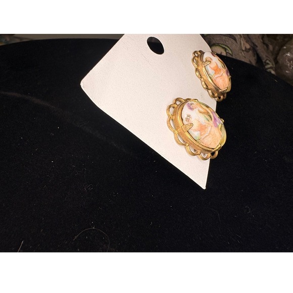 Vintage Porcelain Victorian Courting Couple Screw Back Elegant Gold Tone - Picture 4 of 5